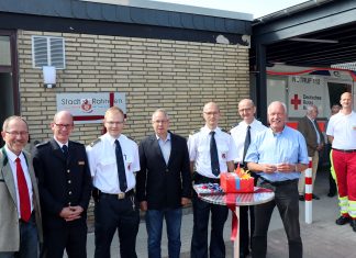 Interims-Rettungswache in Betrieb: Darüber freuen sich Dr. Thomas Zeiler, Ärztlicher Leiter des DRK Blutspendedienstes West, Dr. Arne Köster, Ärztlicher Leiter Rettungsdienst Kreis Mettmann, David Marten, stellvertretender Leiter der Feuerwehr Ratingen, Holger Kirchmann, Vorsitzender des DRK-Ortsverbandes Ratingen, Feuerwehrchef René Schubert, Feuerwehrarzt Dr. Reiner Kram, Erster Beigeordneter und Feuerwehrdezernent Rolf Steuwe und Dirk Löffler, Leiter der Rettungswache, DRK-Ratingen (ganz rechts). Foto: Feuerwehr Ratingen