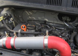 Die Polizei entdeckte mehrere unzulässig verbaute Teile an dem Auto. Foto: Polizei