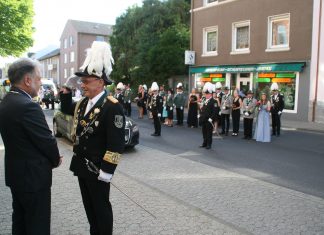 Schützenoberst Stefan Prangenberg meldet Bürgermeister Dinkelmann, dass die Schützen vor dem Rathaus zum Stadtempfang angetreten sind. Foto: Kreisstadt Mettmann