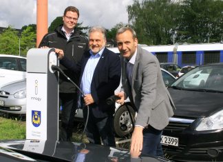 Sebastian Iven von der Regiobahn, Bürgermeister Thomas Dinkelmann und Innogy-Kommunalbetreuer Frithjof Gerstner bei der Einweihung der E-Ladesäule an der Haltestelle Mettmann-Stadtwald. Foto: Kreisstadt Mettmann