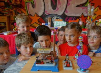 Fasziniert waren die jungen Forscher von einer voll funktionstüchtigen Dampfmaschine. Foto: Stadt Ratingen
