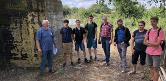 Geschichtsinteressierte Schüler und Lehrer der Jahrgangsstufe 10 des Gymnasiums Essen-Werden am 2. Juli im Rahmen des Kultur-Projekttages der Schule am Leitbunker der Kruppschen Nachtscheinanlage. Links im Bild: Ehrenamtler Wolfgang Erley, 5. und 6. v.l. die Lehrer Jens Hörentrup und Ulrich Blech. Bild: Lohbeck