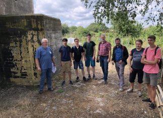 Geschichtsinteressierte Schüler und Lehrer der Jahrgangsstufe 10 des Gymnasiums Essen-Werden am 2. Juli im Rahmen des Kultur-Projekttages der Schule am Leitbunker der Kruppschen Nachtscheinanlage. Links im Bild: Ehrenamtler Wolfgang Erley, 5. und 6. v.l. die Lehrer Jens Hörentrup und Ulrich Blech. Bild: Lohbeck