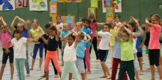 Die Kinder der Grundschule Herrenhauser Straße hatten ein abwechslungsreiches Programm für das Jubiläum vorbereitet. Foto: Kreisstadt Mettmann