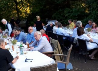 Die Gesellschaft Verein zu Mettmann e.V. sitzt beim Grillfest zusammen. Foto: GVM