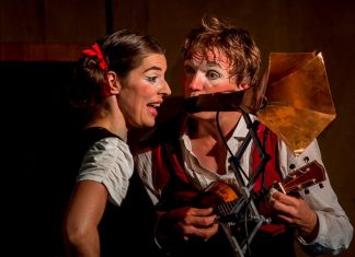 Die "Compagnie pas de Deux" führt ihr Stück in der Mettmanner Fußgängerzone auf. Fotos: Compagnie pas de Deux / www.pas-de-deux.ch