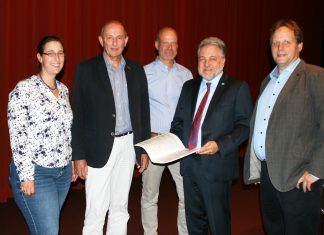 Dr. Katja Engelen (BSV), Dezernatsleiter Kurt Werner Geschorec, Amtsleiter Dr. Stephan Kopp, Bürgermeister Thomas Dinkelmann und Dr. Stefan Tetzner (Verkehrsinfrastruktur). Foto: Kreisstadt Mettmann