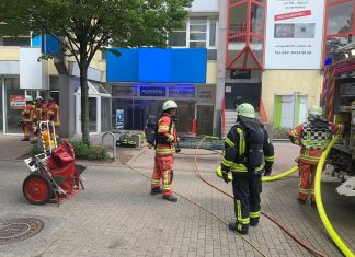 Das Ladenlokal an der Friedrichstraße war vollständig verraucht. Foto: Feuerwehr Velbert