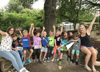 Große Freude bei allen: Dina Sulewski (Stadtwerke Wülfrath), die Kindergartenkinder und Saskia Preuß (DRK-Kindertagesstätte). Foto: Stadtwerke