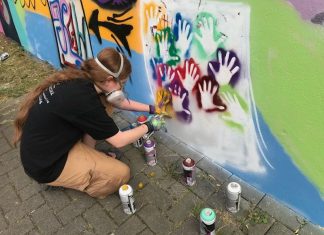 Mit ihrem kreativen Einsatz setzen die Jugendliche bunte Zeichen gegen Rassismus. Foto: Stadt Wülfrath