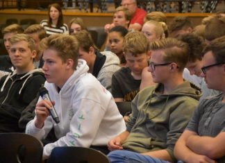 In der Aula haben Schülerinnen und Schüler sich versammelt, um an der Show "Energievision 2050" teilzunehmen. Foto: HHG