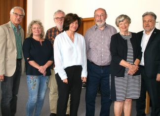 Bürgermeister Thomas Dinkelmann (r.) und Sozialamtsleiterin Anja Karp (2.v.l.) mit dem neuen Vorstand des Seniorenrates. Foto: Kreisstadt Mettmann