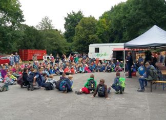 Bei der großen Kinderversammlung wurden nicht nur die Regeln des Bauspielplatzes erklärt, sondern auch viele Ideen der Kinder für die diesjährige Budenstadt gesammelt. Foto: Kreisstadt Mettmann