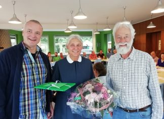 Martin Drüeke, stellv. Schulleiter, Schwester Brigitte Rosenberg und Dr. Ludwig Wenzel, Schulleiter, bei der offiziellen Verabschiedung im Rahmen des Kollegiums und der Mitarbeiter des Berufskollegs. Foto: Berufskolleg