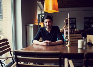 Jon Boutin und seine Band spielen am Schloss Hardenberg. Foto: Künstler