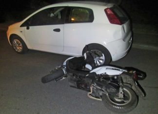 Diesen Fiat Punto touchierte der flüchtende Rollerfahrer. Foto: Polizei