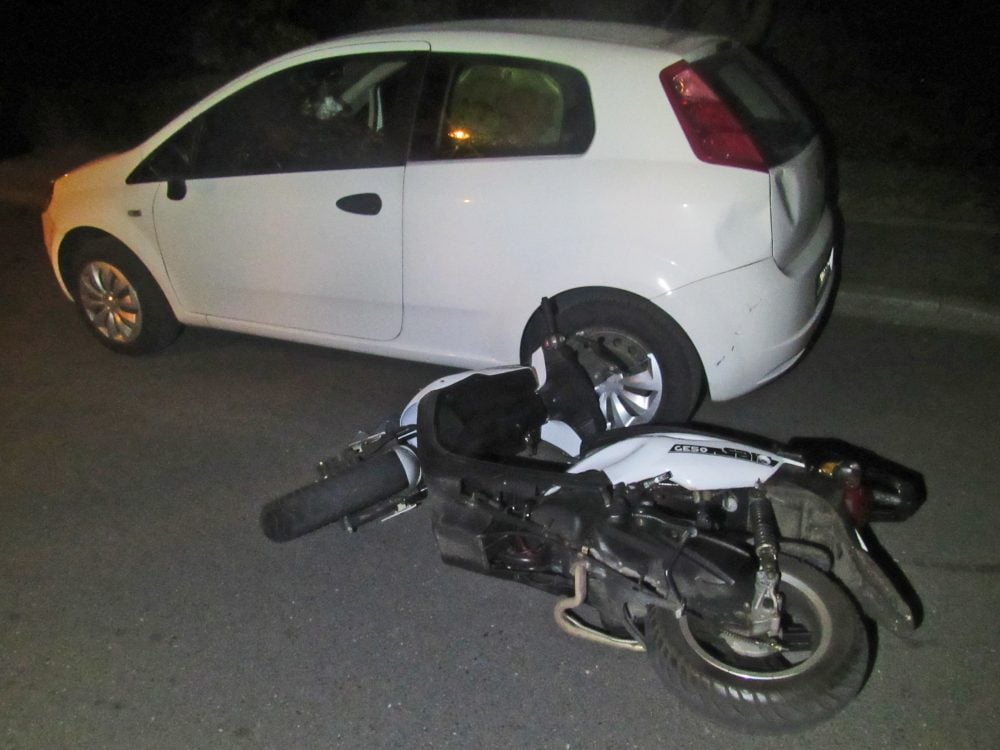 Diesen Fiat Punto touchierte der flüchtende Rollerfahrer. Foto: Polizei