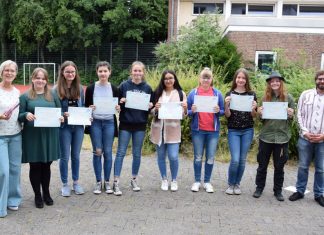 Schülerinnen der Schule "Am Berg" haben ihre Sprachzertifikate erhalten. Foto: Schule