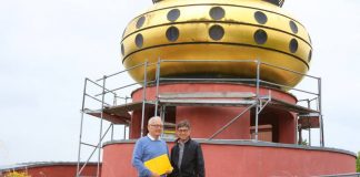 Architekt Rainer Gebauer und Baukirchmeister Manfred Hoffmann bei der Begehung des Daches der Hundertwasser-Kita. Foto: André Volkmann