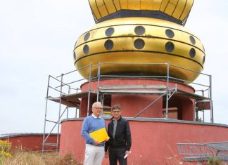 Architekt Rainer Gebauer und Baukirchmeister Manfred Hoffmann bei der Begehung des Daches der Hundertwasser-Kita. Foto: André Volkmann