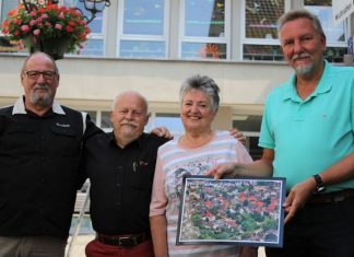 Sie zeigen den neuen Jahreskalender mit ihren Aufnahmen: Peter Emmert, Peter Klückmann, Rosi Stöcker und F. Thomas Müller. Foto: André Volkmann