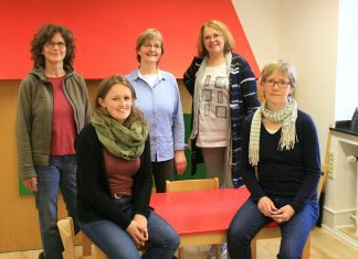 Die neue Leiterin Hildegard Hintzen (mitte) zusammen mit dem Team der Beratungsstelle für Eltern, Kinder und Jugendliche. Foto: Kreisstadt Mettmann