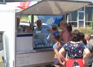 An "Mikas Eisbox" standen Kinder und Erwachsene Schlange. Foto: CDU Heiligenhaus