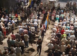 Auszug der Trachten- und Fahnenträger sowie der Geistlichkeit aus dem vollbesetzten Mariendom zu Neviges. Foto: Privat