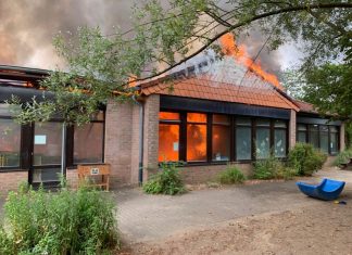 Meterhoch schlugen die Flammen aus dem Gebäude. Foto: Feuerwehr Erkrath