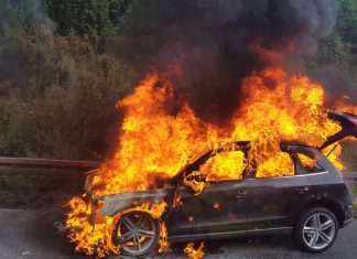 Der Audi Q5 ist vollständig ausgebrannt. Foto: Feuerwehr