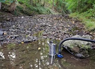Nicht nachmachen: Bei anhaltender Trockenheit kein Wasser aus Bächen entnehmen, bitte die Untere Wasserbehörde. Foto: Kreis ME