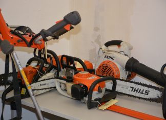 Ein Teil der sichergestellten Beute: Die Beschuldigten hatten es auf hochwertige Werkzeuge abgesehen. Foto: Polizei