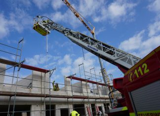 Die Wehr bereitet die Rettung des verletzten Bauarbeiters mittels Drehleiter und Flaschenzug vor. Foto: Feuerwehr