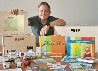 Klimaschutzmanager Marian Osterhoff hat die Energiesparkisten und deren Inhalt vorgestellt. Foto: Mathias Kehren
