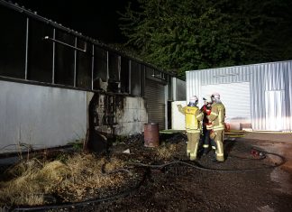 Die Feuerwehrleute besprechen ihre weiteren Maßnahmen. Foto: Feuerwehr