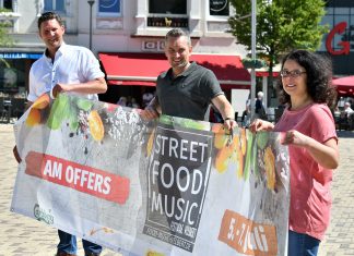 Olaf Knauer (l.), Giuseppa Guidara (beide Velbert Marketing) und Chris Haberwoll (Just-Festivals) haben das Programm zum ersten Street-Food-Festival in Velbert vorgestellt. Foto: Mathias Kehren