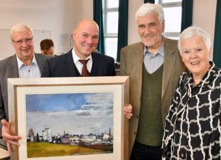 Wolfgang K. Schlieper, Bürgermeister Dirk Lukrafka, Klaus Fußmann und seine Frau Barbara bei der Übergabe der Gemälde. Foto: Mathias Kehren