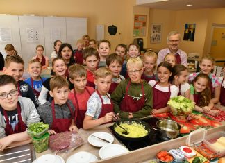 Die 28 Schülerinnen und Schüler der Klasse 5b haben sich ein gesundes Mittagessen zubereitet. Foto: Mathias Kehren