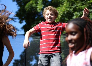 Der zehnjährige Malte hat Spaß auf dem Trampolin. Auch mit dabei: Mila (11) und Miracle (9). Foto: André Volkmann