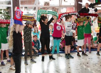 Das Theaterstück „Kurz der Kicker“ nach der Bilderbuchvorlage von Martin Baltscheid ist jet5z in der Grundschule Kuhstraße aufgeführt worden. Foto: privat