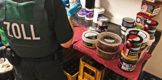 Der Zoll wird bei der Dursuchung in einem Lagerraum fündig. Foto: Polizei