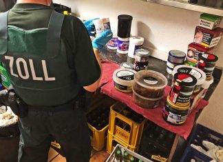 Der Zoll wird bei der Dursuchung in einem Lagerraum fündig. Foto: Polizei
