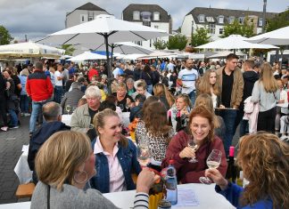 Weine von acht Winzern und kulinarische Köstlichkeiten der lokalen Gastronomie locken zum Weinfest ach Heiligenhaus. Foto: Mathias Kehren