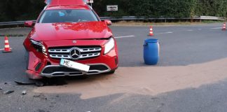 Der 75-jährige Fahrer dieses Mercedes wurde bei dem Unfall leicht verletzt. Foto: Polizei