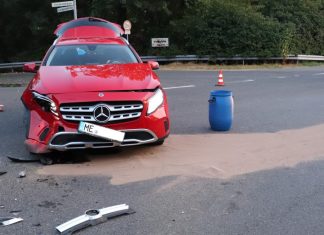 Der 75-jährige Fahrer dieses Mercedes wurde bei dem Unfall leicht verletzt. Foto: Polizei