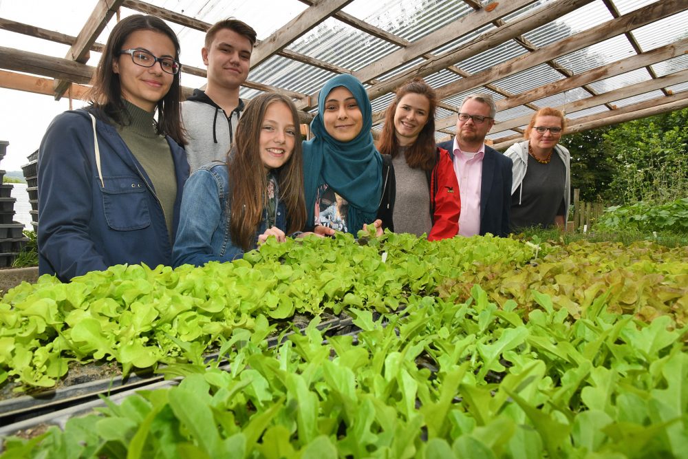 Vom Saatkorn zum Salat: Die Schüler Joelle, Jaycen, Romy und Amal mit ihren Lehrern Ines Stange und Florian Blank zu Gast bei Heike Adelberger, der Leiterin des Örkhofs.  Foto: Mathias Kehren