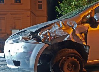 Der beschädigte Fiat nach der Trunkenheitsfahrt. Foto: Polizei