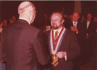 André Pinçon (r.) reicht seinem Amtskollegen Erich Sommer 1974 beim Festakt im Königshof-Theater die Hand. Beide hatten zuvor im Rathaus die Partnerschaftsurkunde unterzeichnet. Foto: Stadtarchiv Mettmann