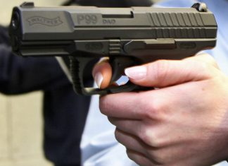 Bei einem Überfall haben die Täter eine Angestellte mit einer Schusswaffe bedroht. Symbolbild: Polizei