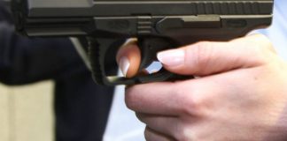 Mit gezogener Polizeiwaffe wurden die beiden alkoholisierten Schützen in Velbert-Birth entwaffnet. Symbolfoto: Polizei